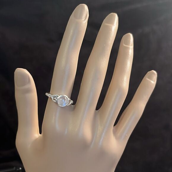 Kuisa rainbow, moonstone solitaire ring in sterling silver 1.65ctw - Picture 9 of 10